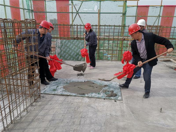 1596162663623675.jpg 封頂-王嘯天+建安四季花城項目部.jpg