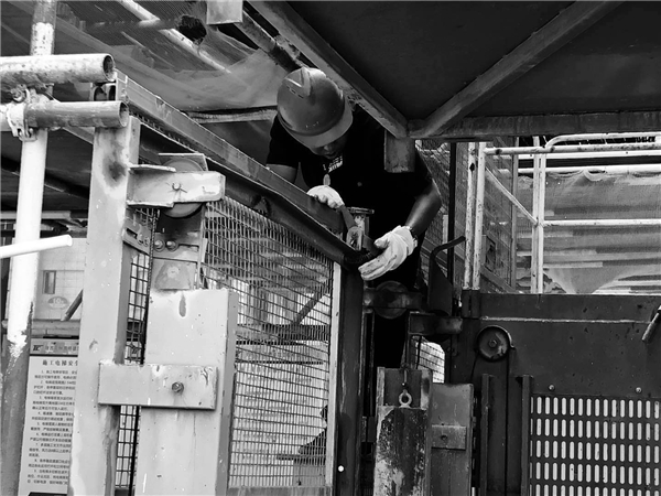 1596162705466079.jpg 工人百態3+黨星(四季花城項目部).jpg