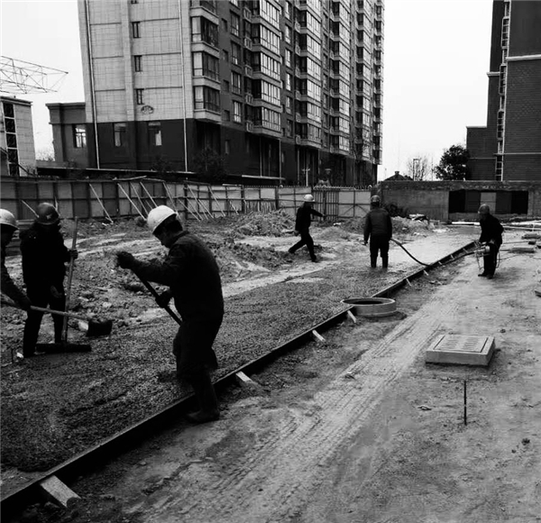 1596162731596459.jpg 工人百態4+解飛(四季花城項目部).jpg