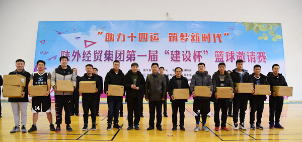 1608547315602039.jpg 11中共富平縣委常委、政法委書記杜銀虎為第二名獲獎隊頒獎_副本.jpg